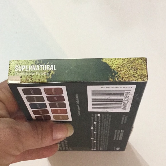 Models own supernatural eyeshadow palette 10 colors included - Picture 3 of 6